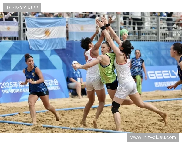 成都世运会沙滩手球赛场现“旋转风暴”,高难度射门频引喝彩 成都世运会沙滩手球赛场现“旋转风暴”,高难度射门频引喝彩
